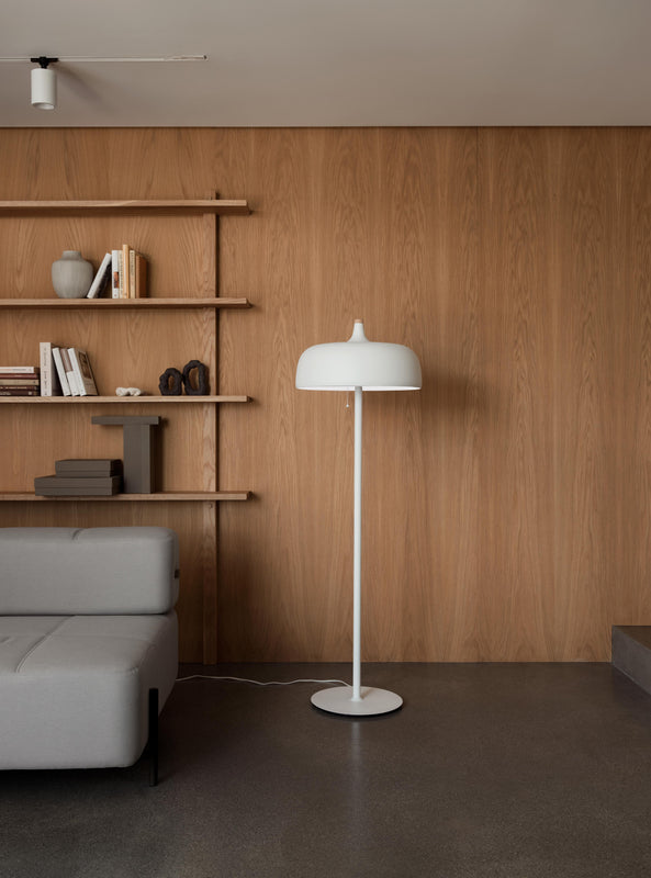 Acorn floor lamp white w sofa Photo Einar Aslaksen