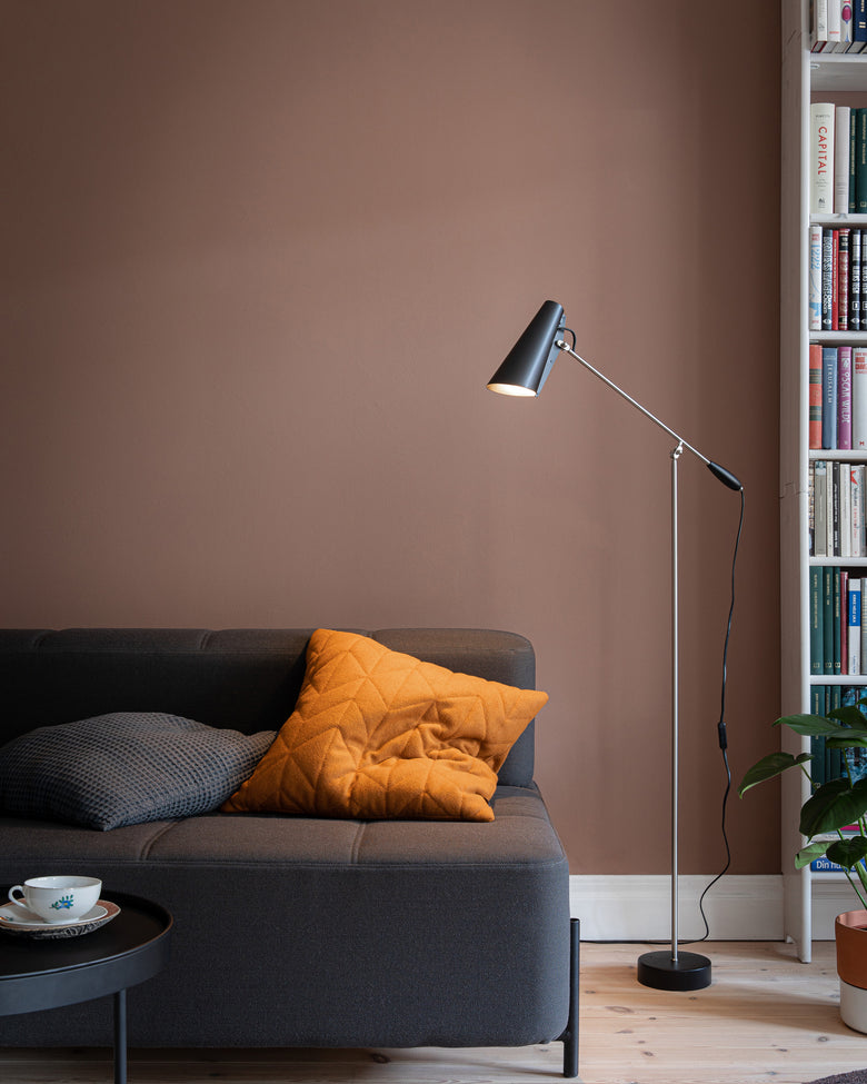 Birdy floor lamp black steel daybe Photo Anne Andersen scaled