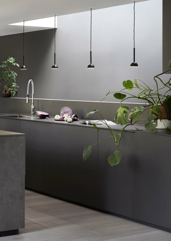 Blush pendant black kitchen Photo Chris Tonnesen