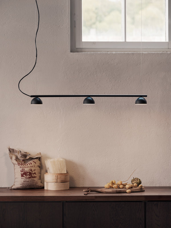 Blush pentant lamp rail3 black kitchen Ph Einar Aslaksen
