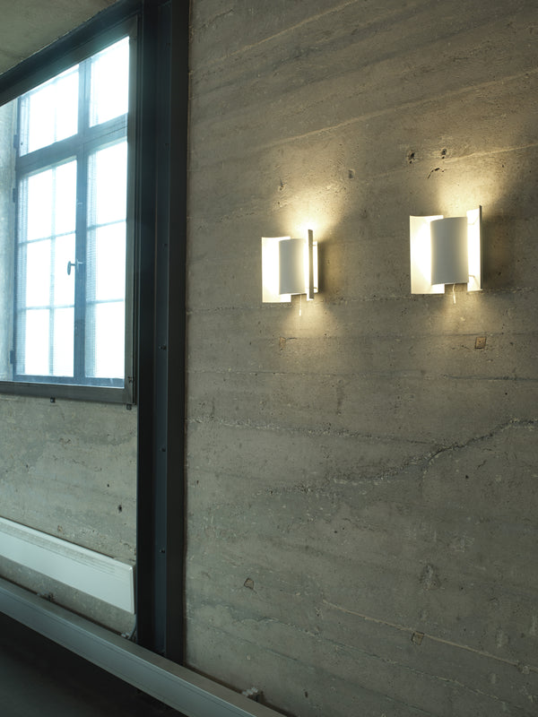 Butterfly on concrete Photo Damian Heinisch