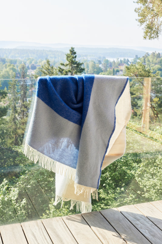 Echo throw blanket blue hanging Ph Sara Spilling