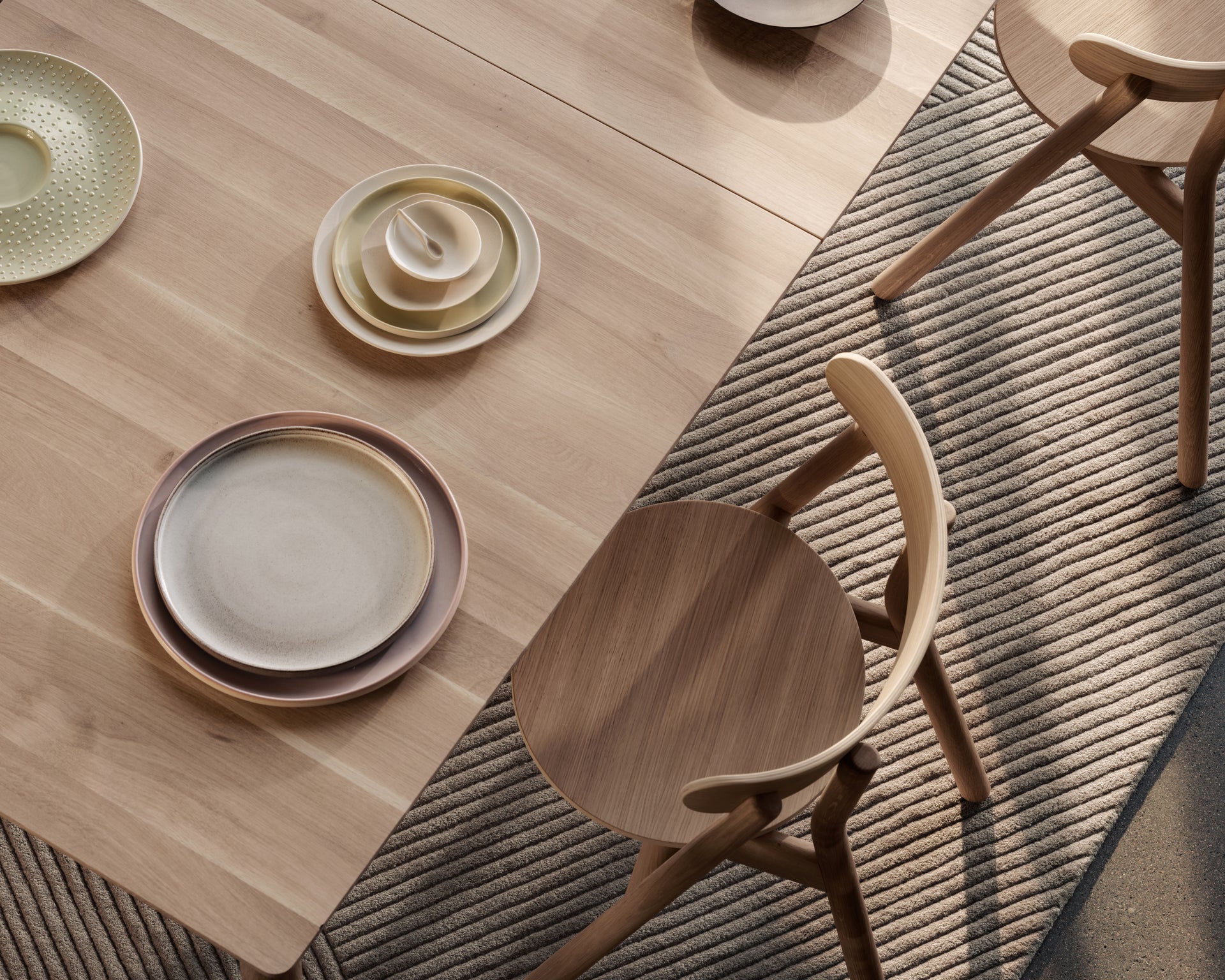 Expand dining table 200 light oak Top Detail Ph Einar Aslaksen