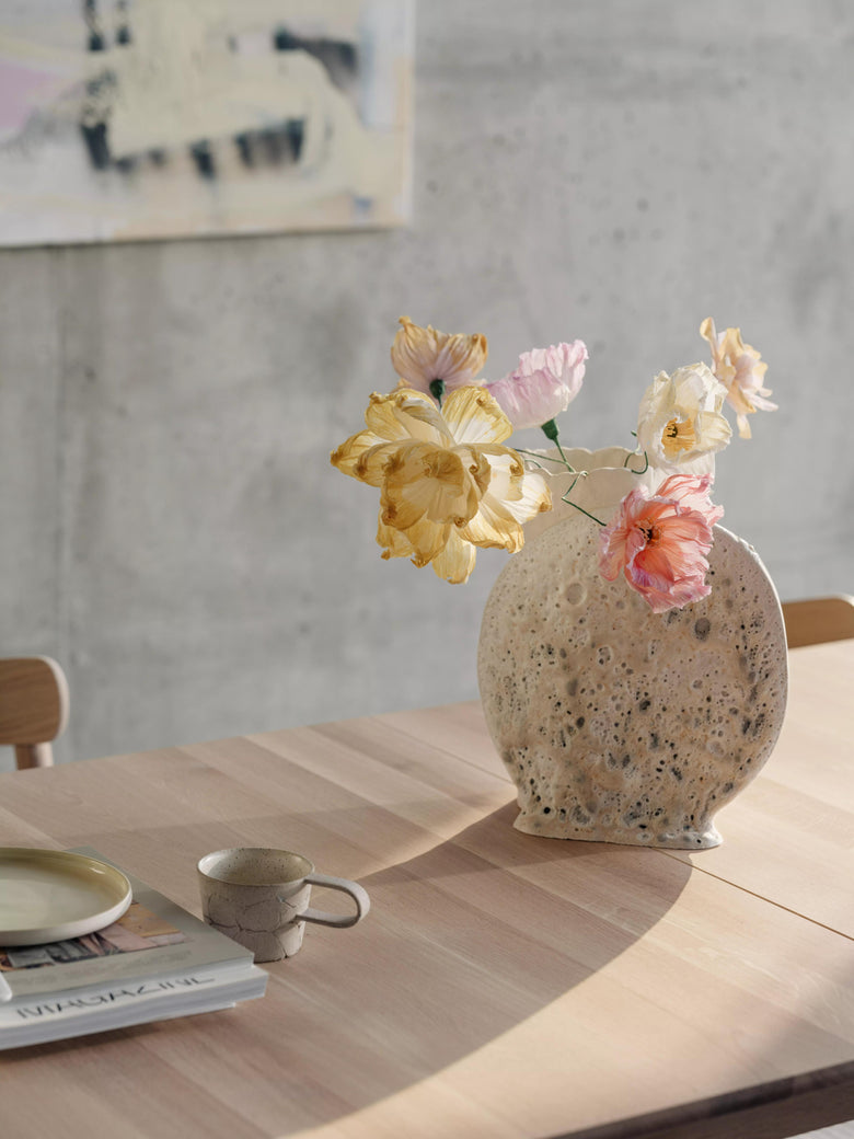 Expand dining table light oak Detail flowers Ph Einar Aslaksen
