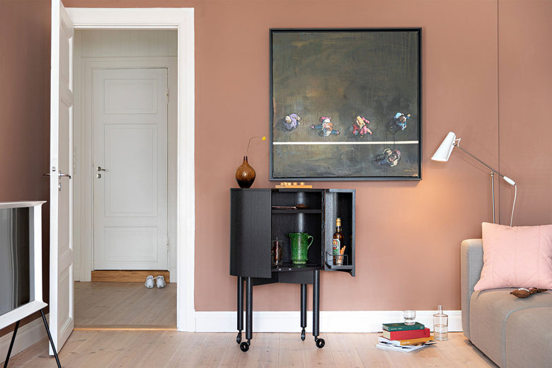 Loud black bar cabinet Birdy lamp Photo Anne Andersen Low-res