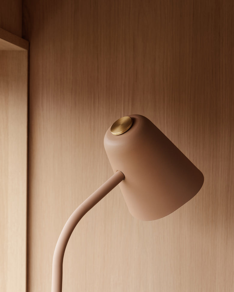Me floor lamp warm beige detail Ph Einar Aslaksen