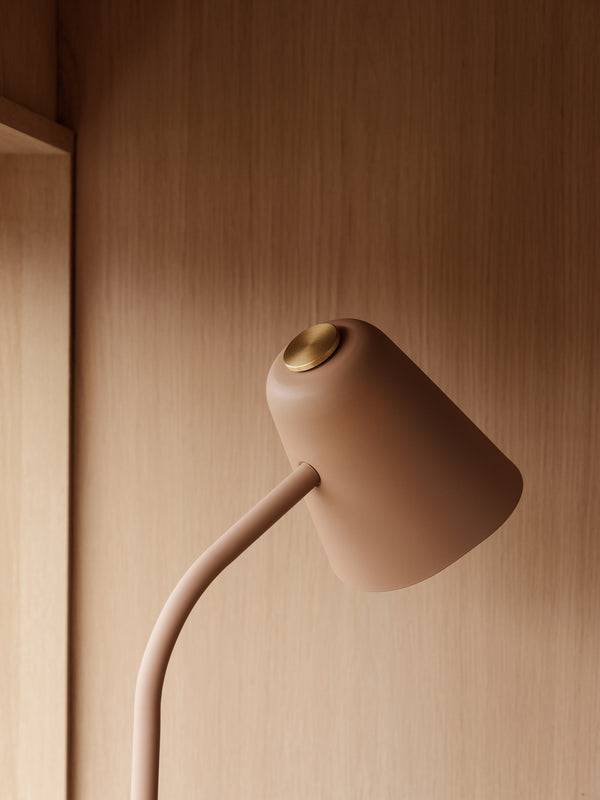 Me floor lamp warm beige detail Ph Einar Aslaksen