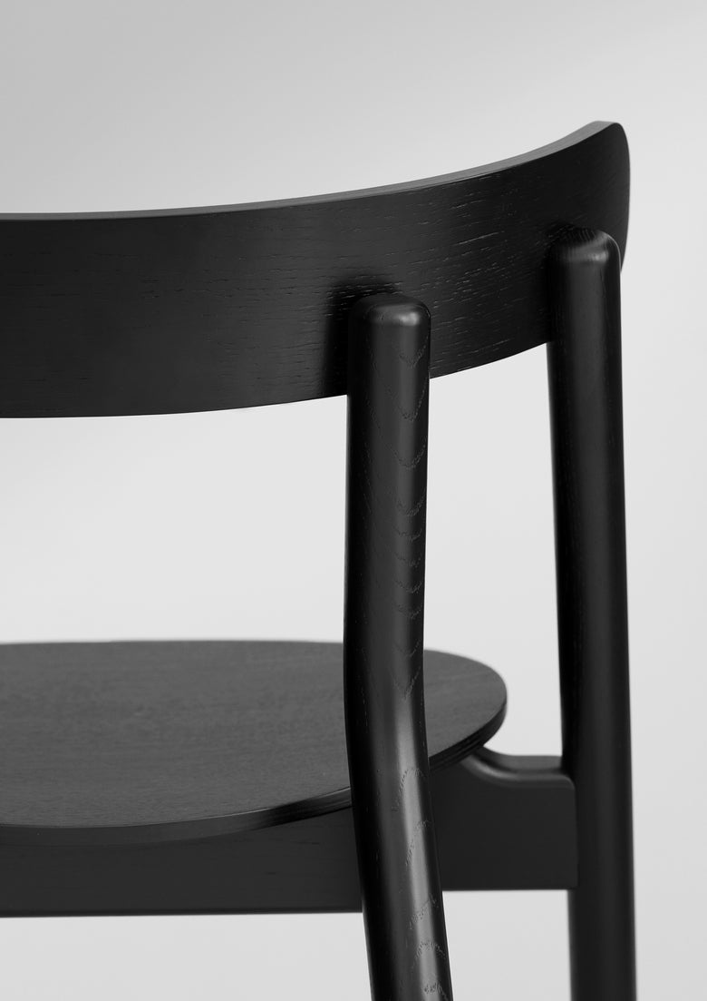 Oaki black closeup back Photo Chris Tonnesen