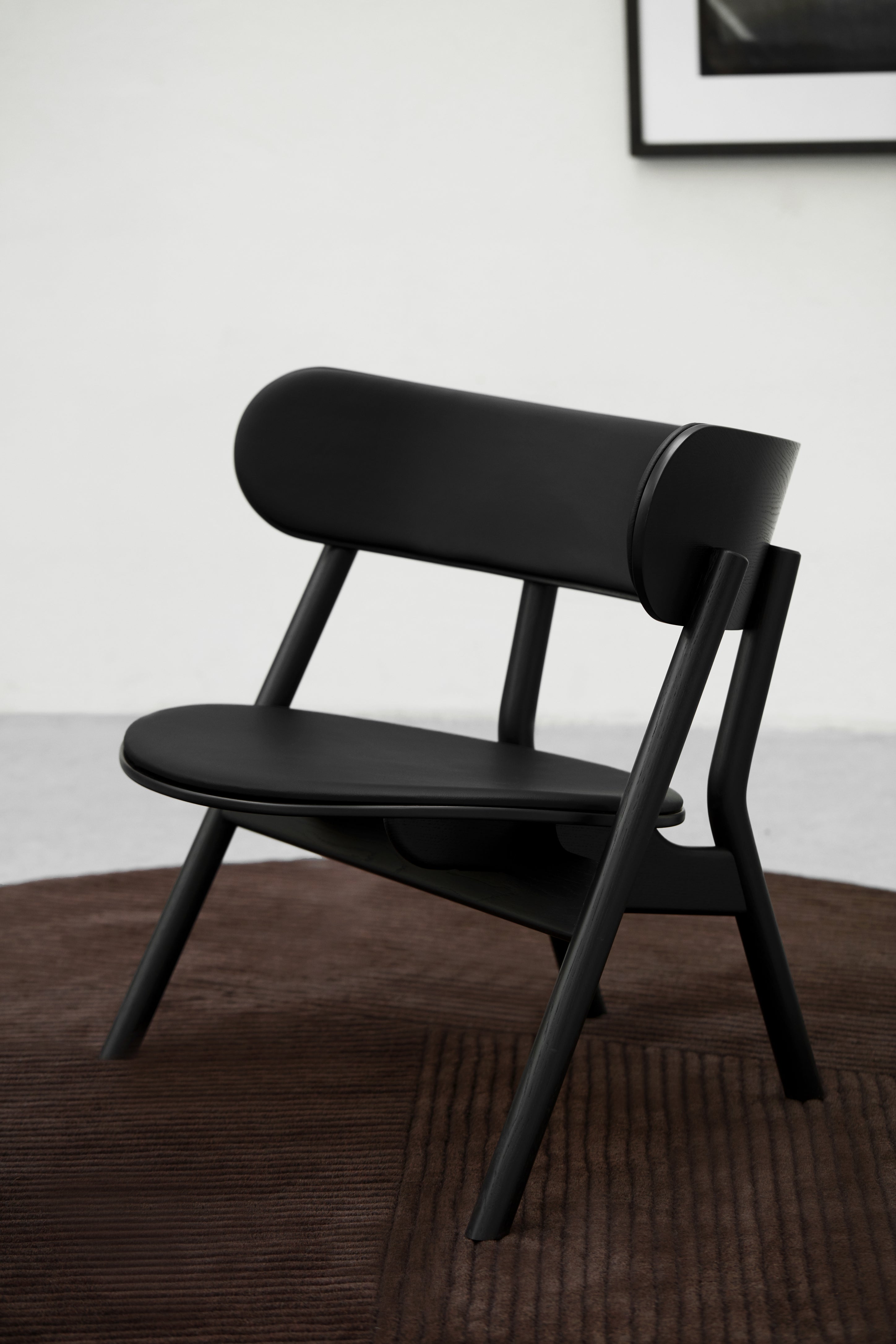 Oaki lounge black oak leather photo Chris Tonnesen scaled