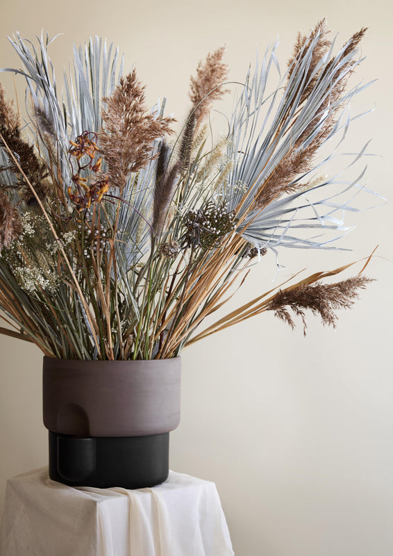 Oasis large black straw Photo Chris Tonnesen