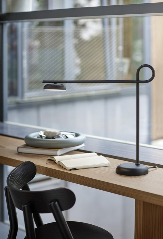 Salto table lamp black on desk ph Chris Tonnesen